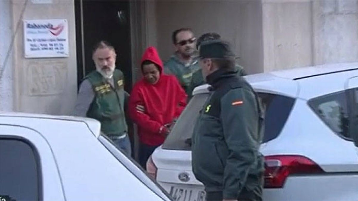 Ana Julia Quezada el lunes a la salida de un registro en su domicilio, en Vícar.