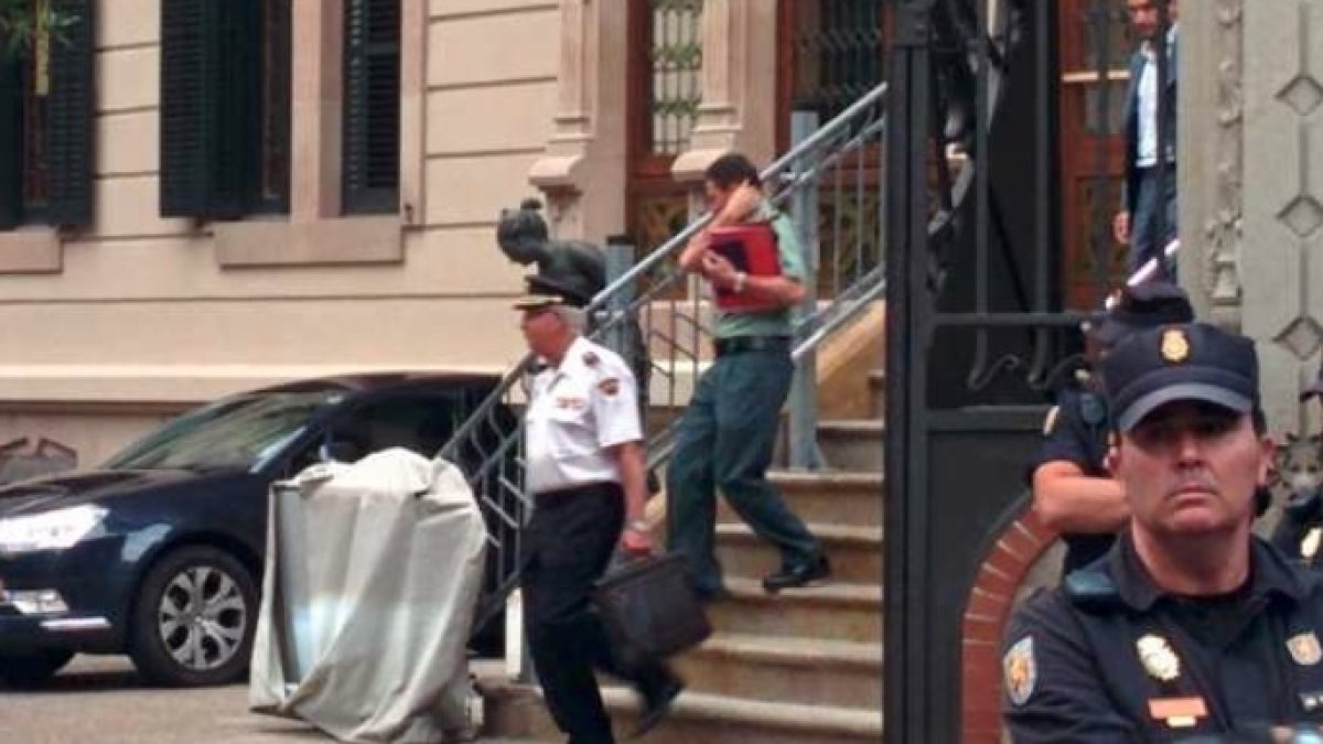 Los mandos policiales de Cataluña saliendo de su reunión con el nuevo coordinador de Interior, Pérez de los Cobos.