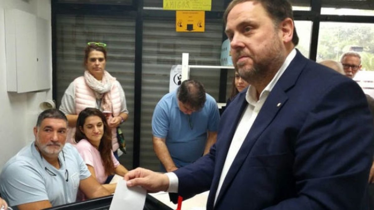El vicepresidente Oriol Junqueras, votando en el referéndum ilegal del 1-O.