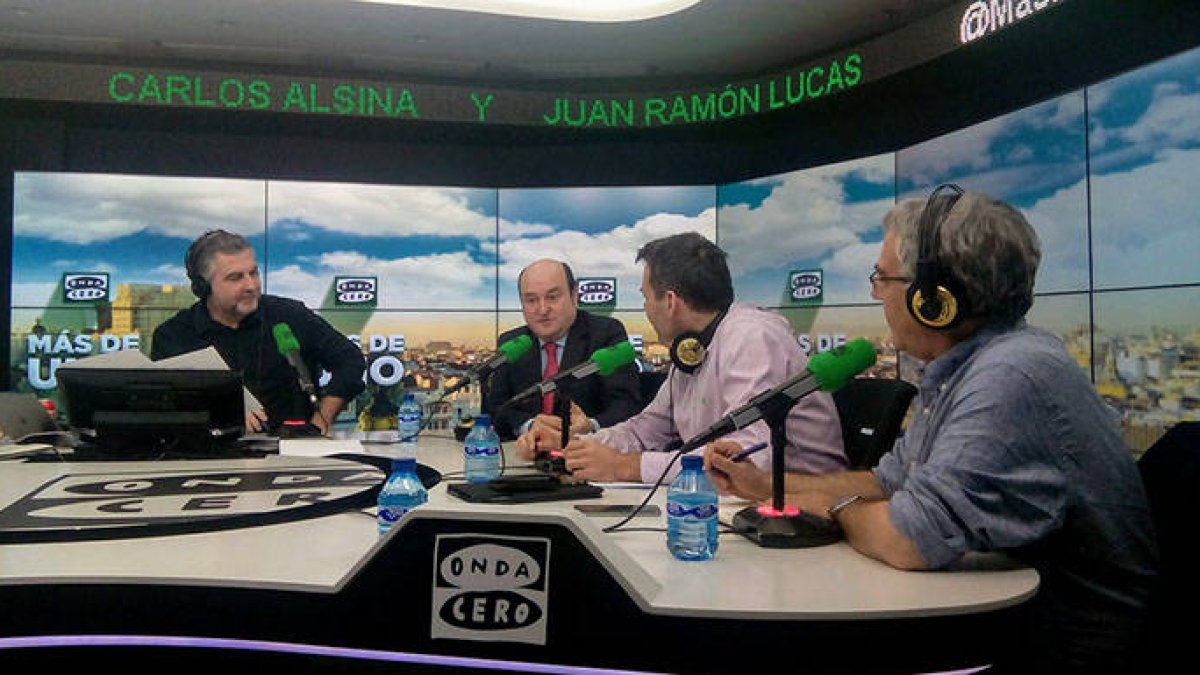 Andoni Ortuzar en el estudio de Onda Cero.