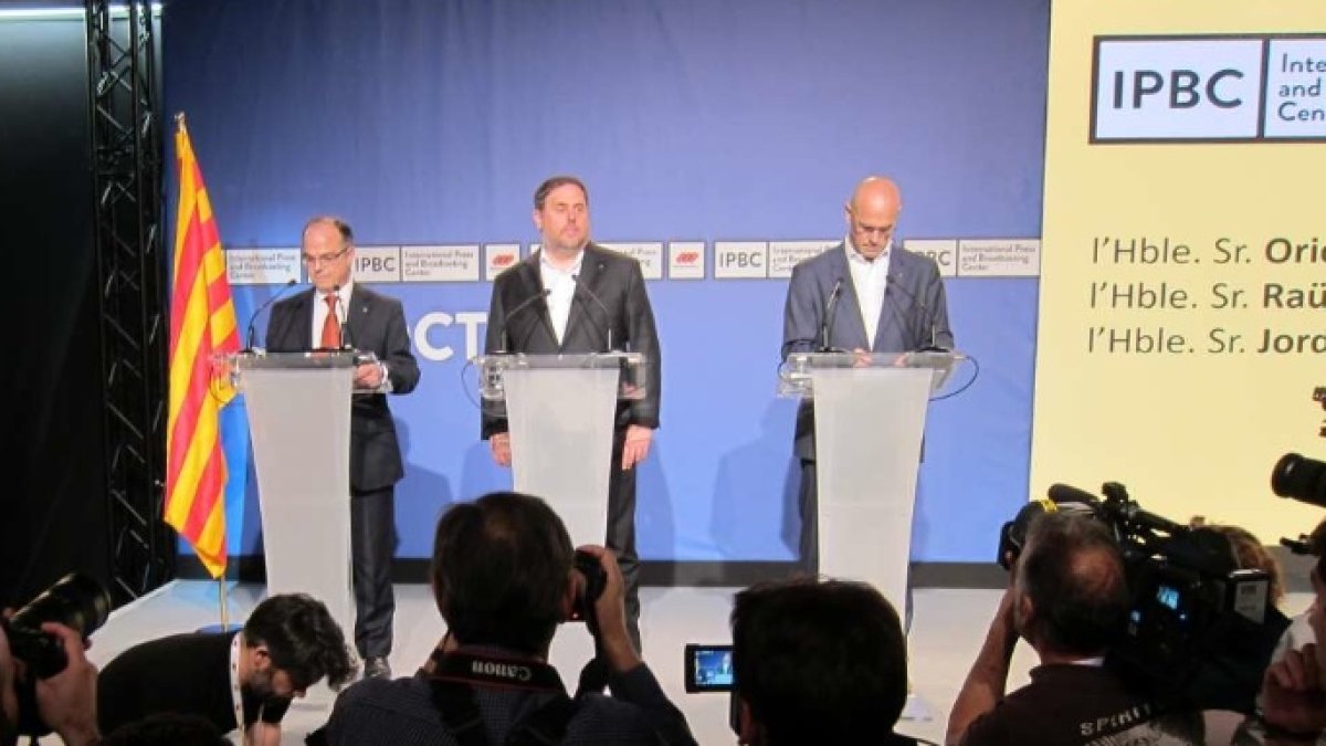 Turull, Junqueras y Romeva en el centro de prensa instalado por Jaume Roures.