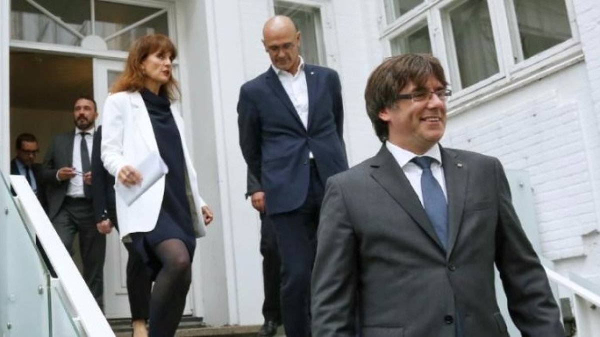 Francesca Guardiola junto a Carles Puigdemont y Raúl Romeva.