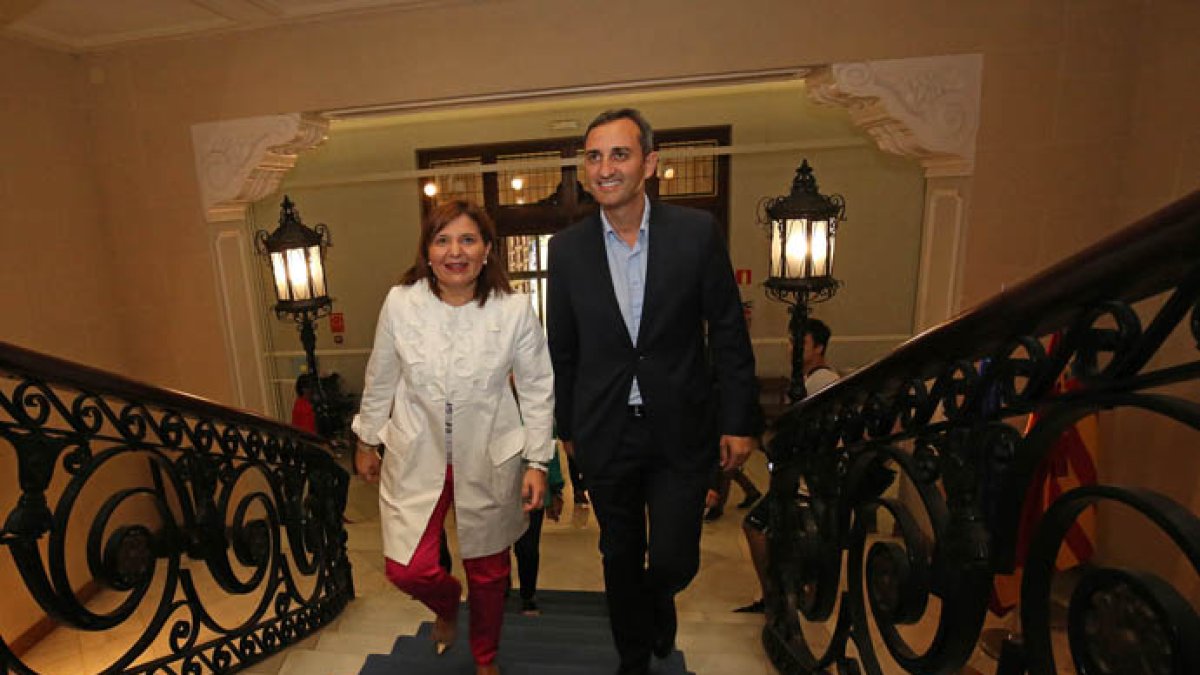 Bonig y Sánchez suben las escaleras de la Diputación de Alicante.