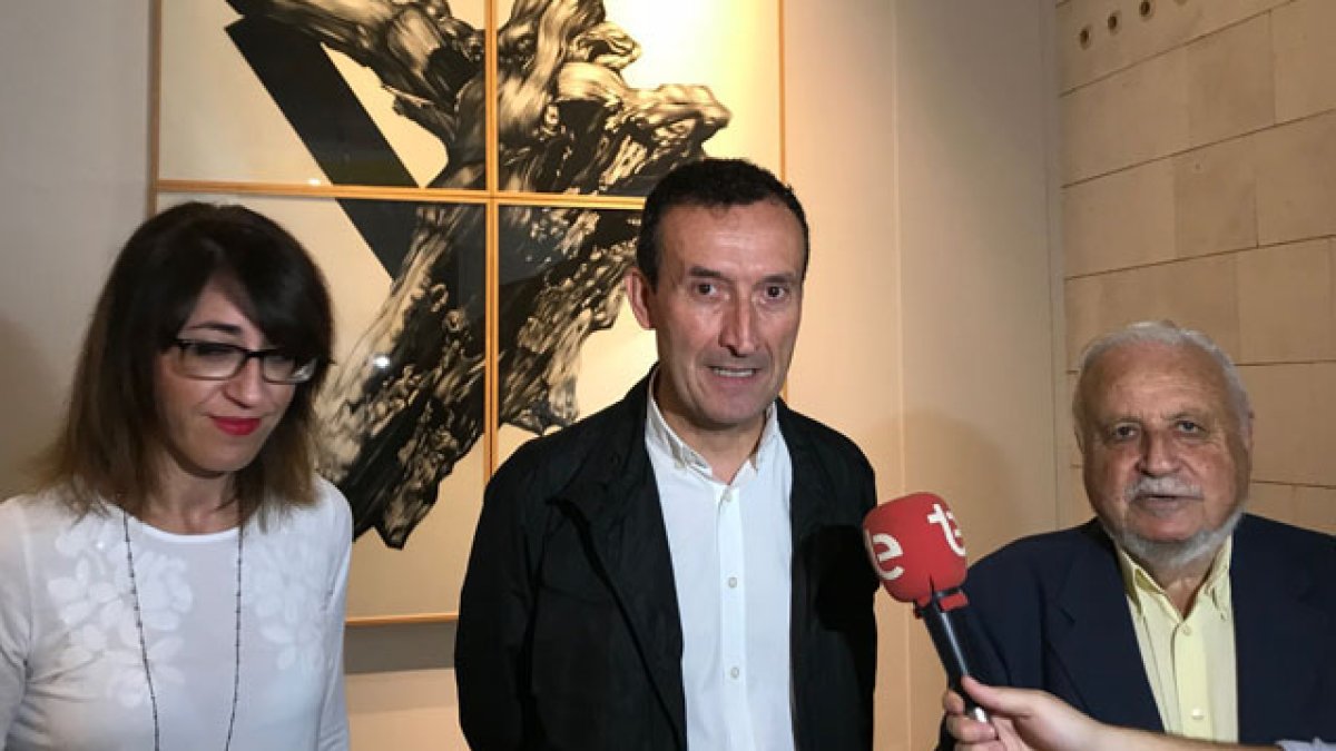 La edil Patricia Macià, el alcalde Carlos González y el artista Pepe Azorín.
