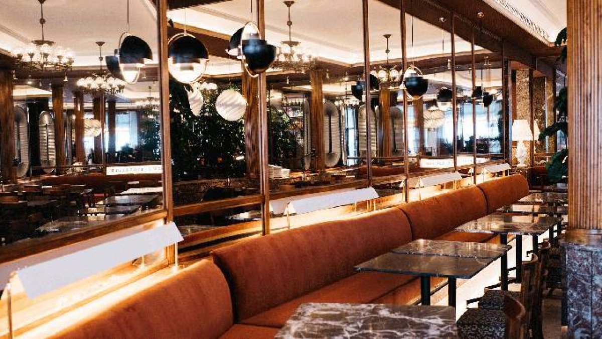 Salón espejos del Café Comercial