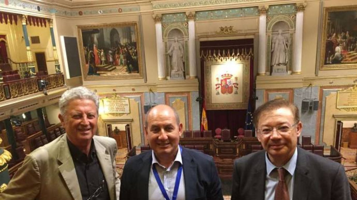 Mut, a laizquierda, en el Congreso