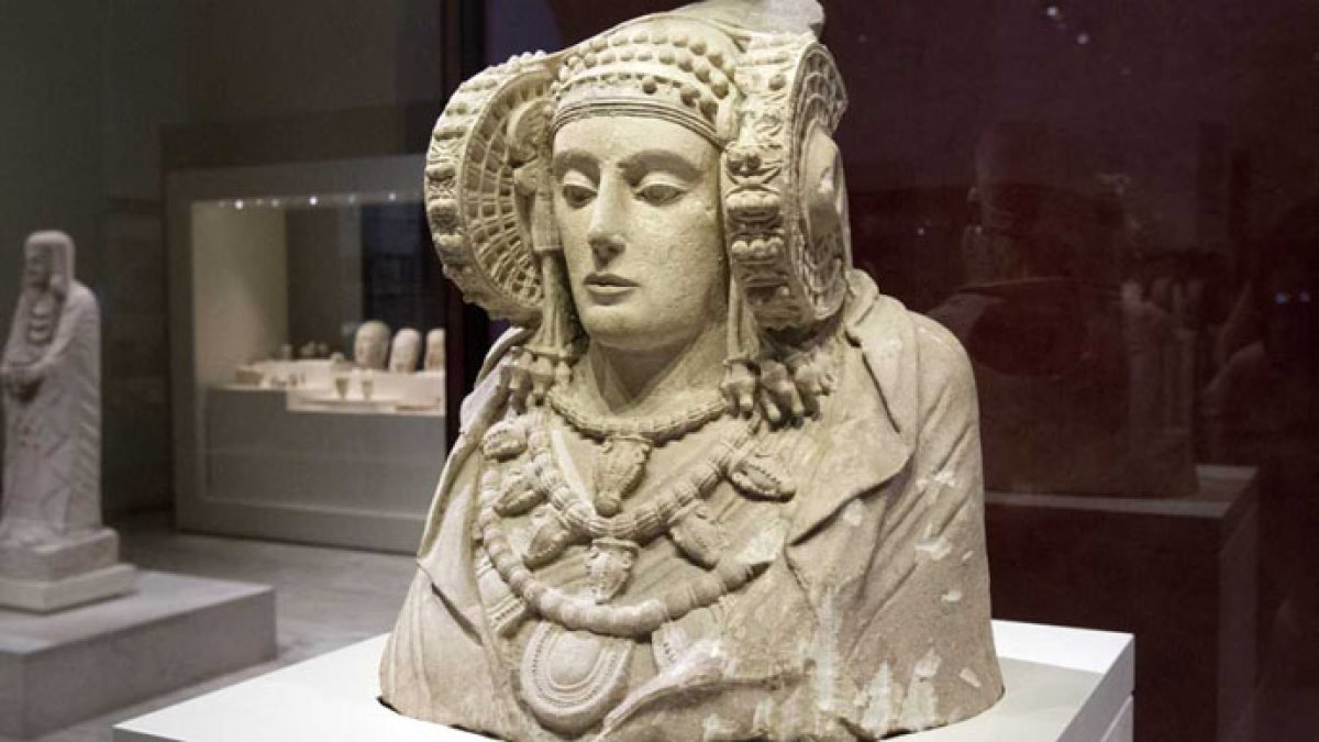 El busto de la Dama de Elche se expone en el Museo Arqueológico Nacional.
