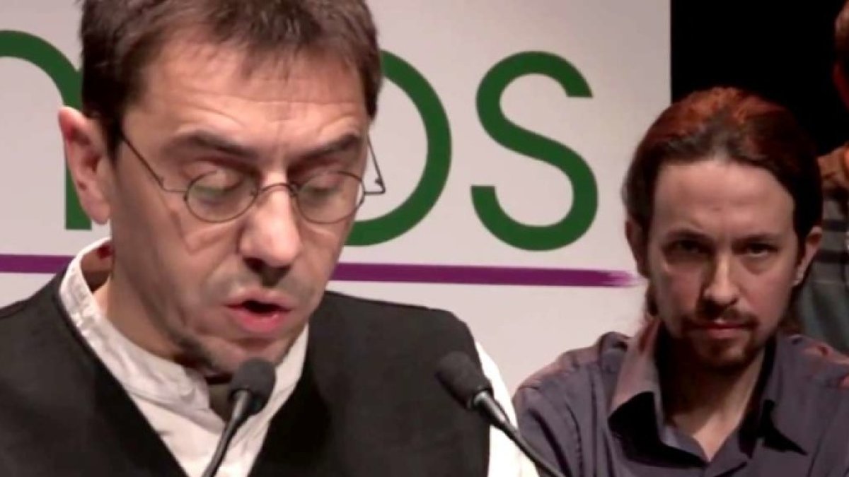 Pablo Iglesias escucha serio una intervención de Juan Carlos Monedero.