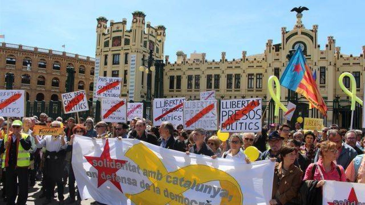 El grupo de personas concentradas ayer frente a la estación del Norte de Valencia