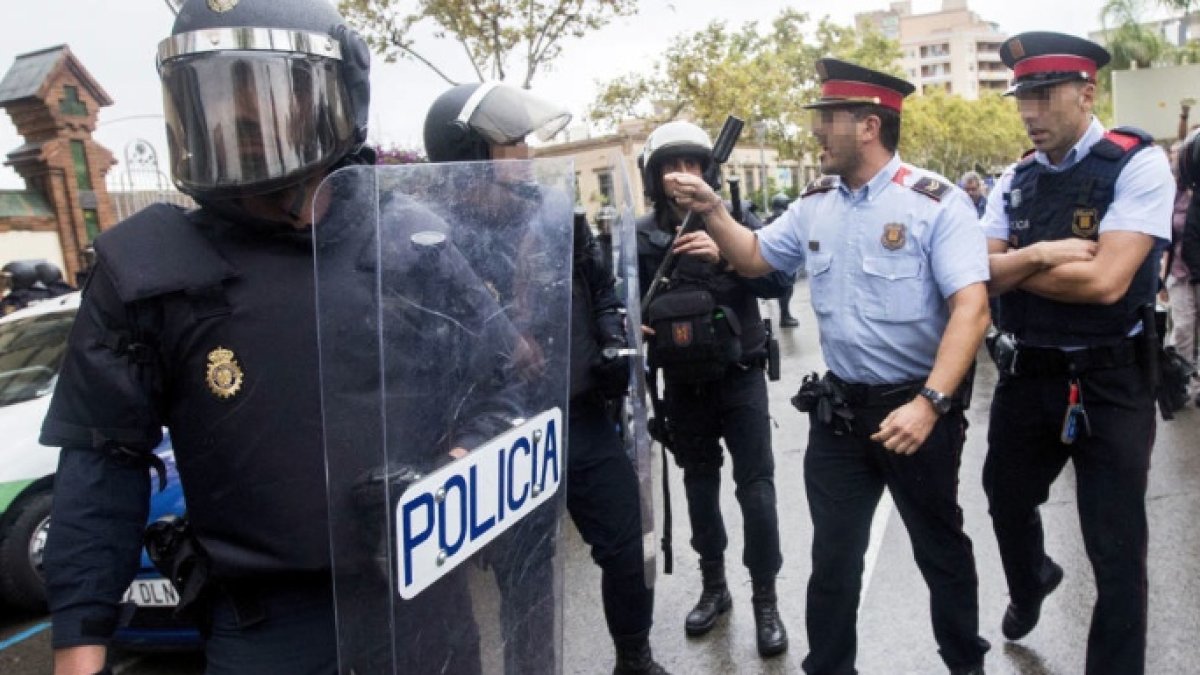Dos agentes de los Mossos se encara con policías nacionales el 1-O.