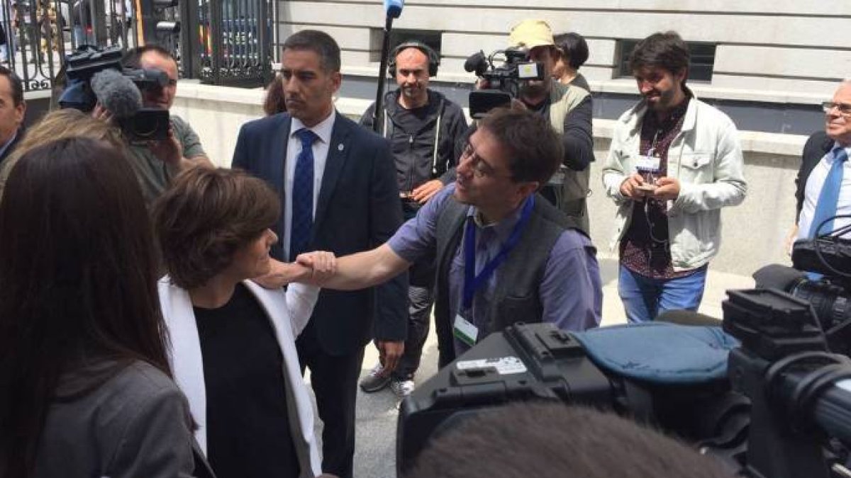 Juan Carlos Monedero y Soraya Sáenz de Santamaría, este viernes tras caer el gobierno de Rajoy.
