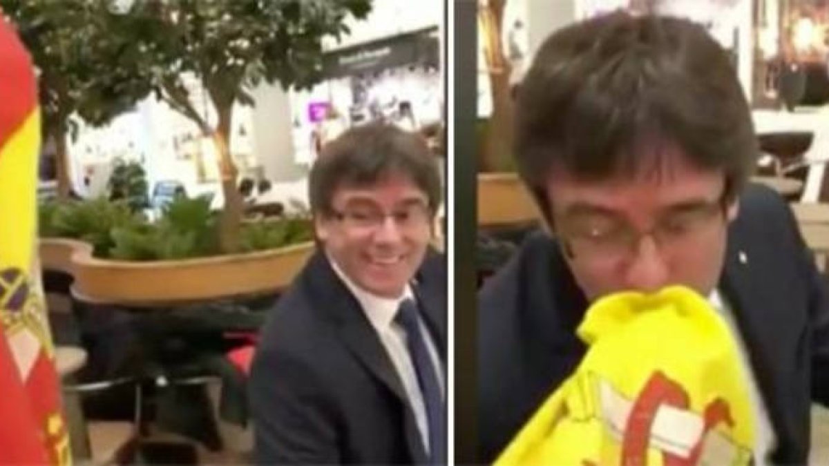 Puigdemont, este martes, besando una bandera de España.