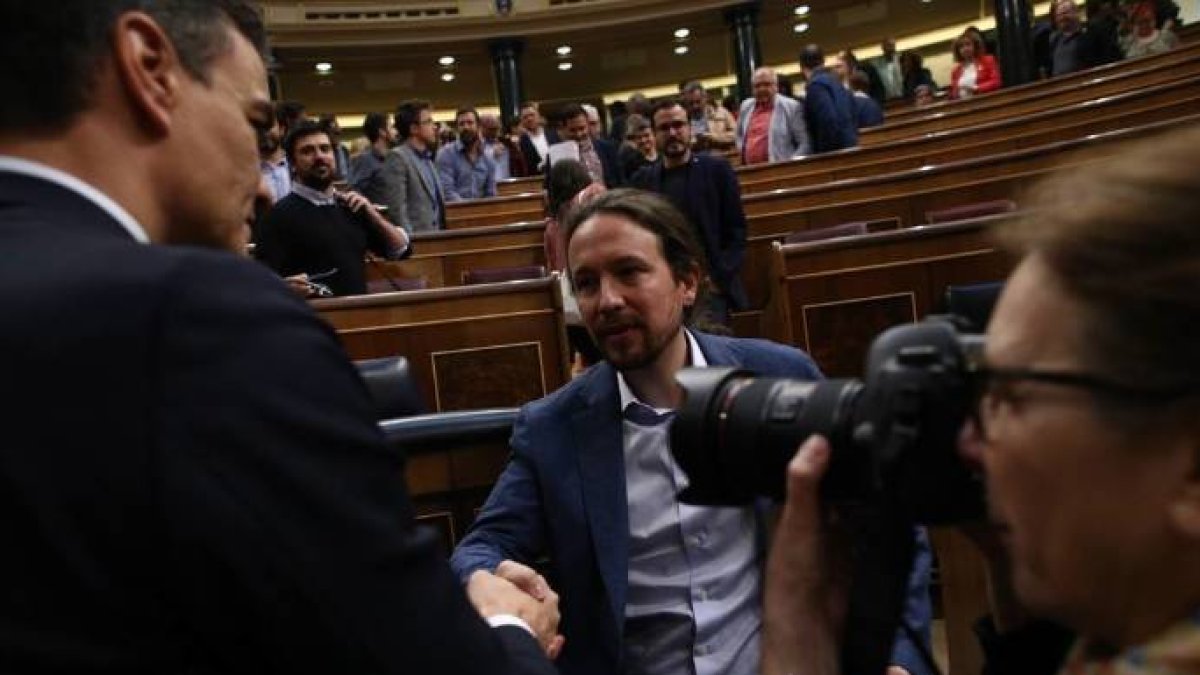 Pablo Iglesias felicita a Pedro Sánchez tras ser investido presidente del Gobierno.