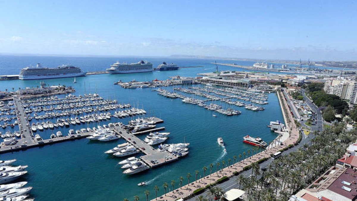Imagen de la llegada de tres cruceros al Puerto de Alicante.