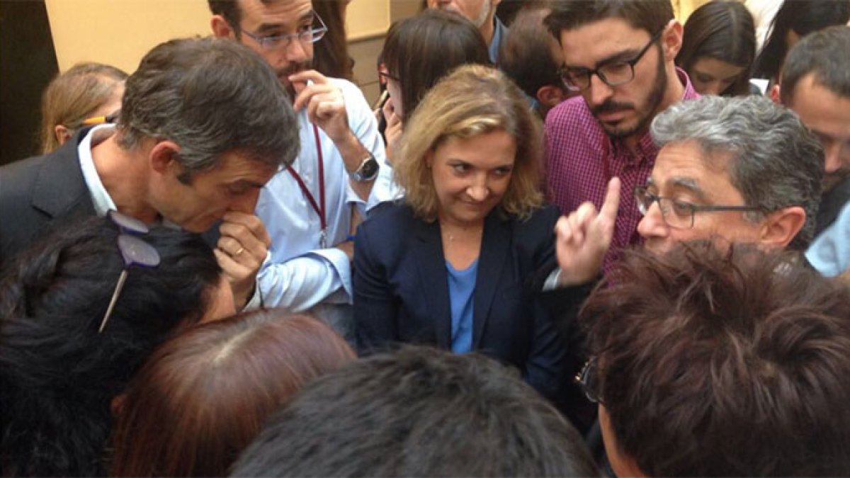 Enric Millo rodeado por los representantes de TV3 y Catalunya Radio. Foto de @albertcalatrava.