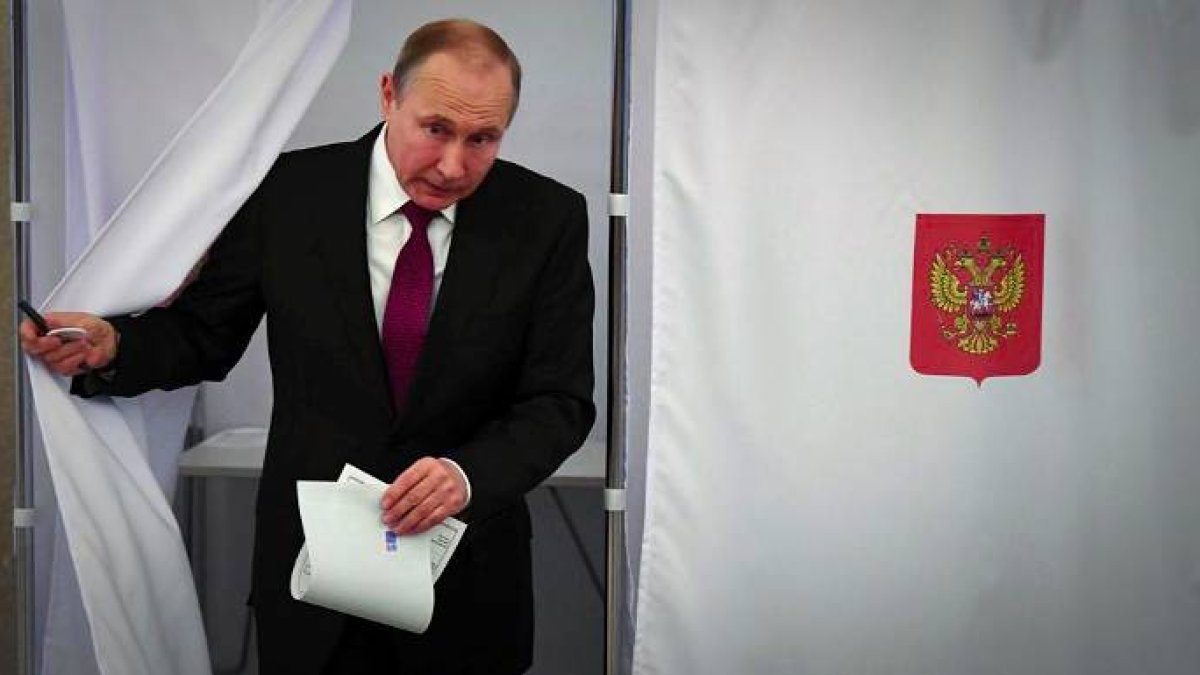 Putin, a su salida de la cabina electoral, este domingo.