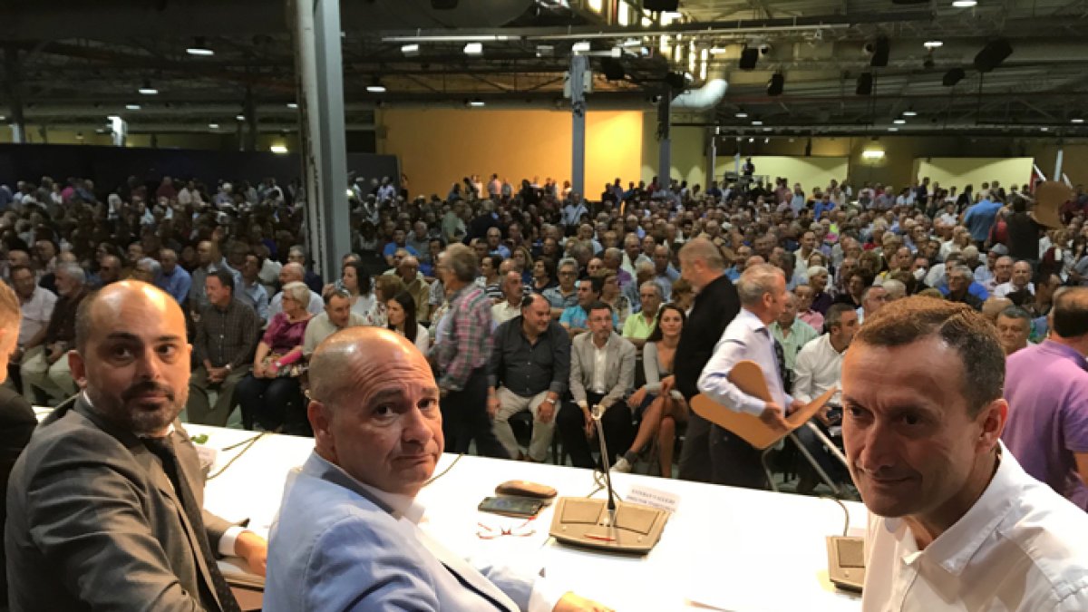 El alcalde González junto a Javier Berenguer presideron esta asamblea informativa,
