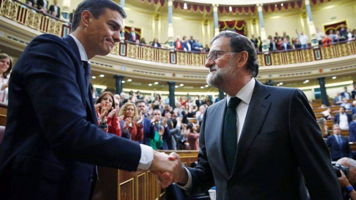 Rajoy felicita a Sánchez tras prosperar la moción de censura.