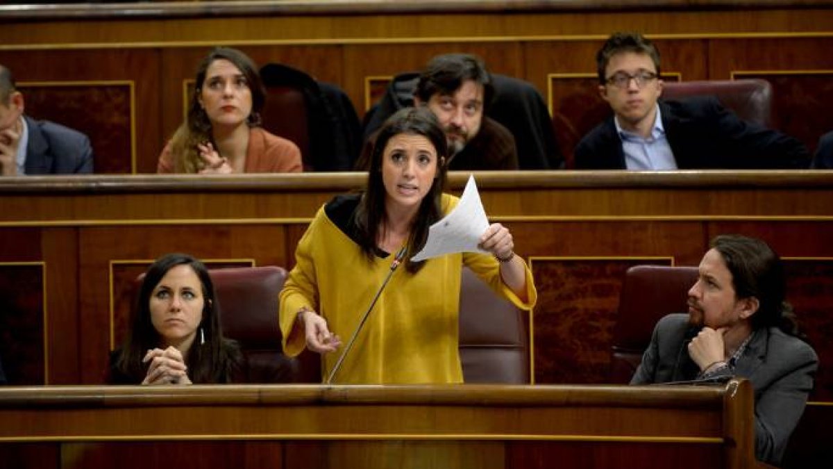 Pablo Iglesias observa a Irene Montero en una sesión de control al Gobierno.