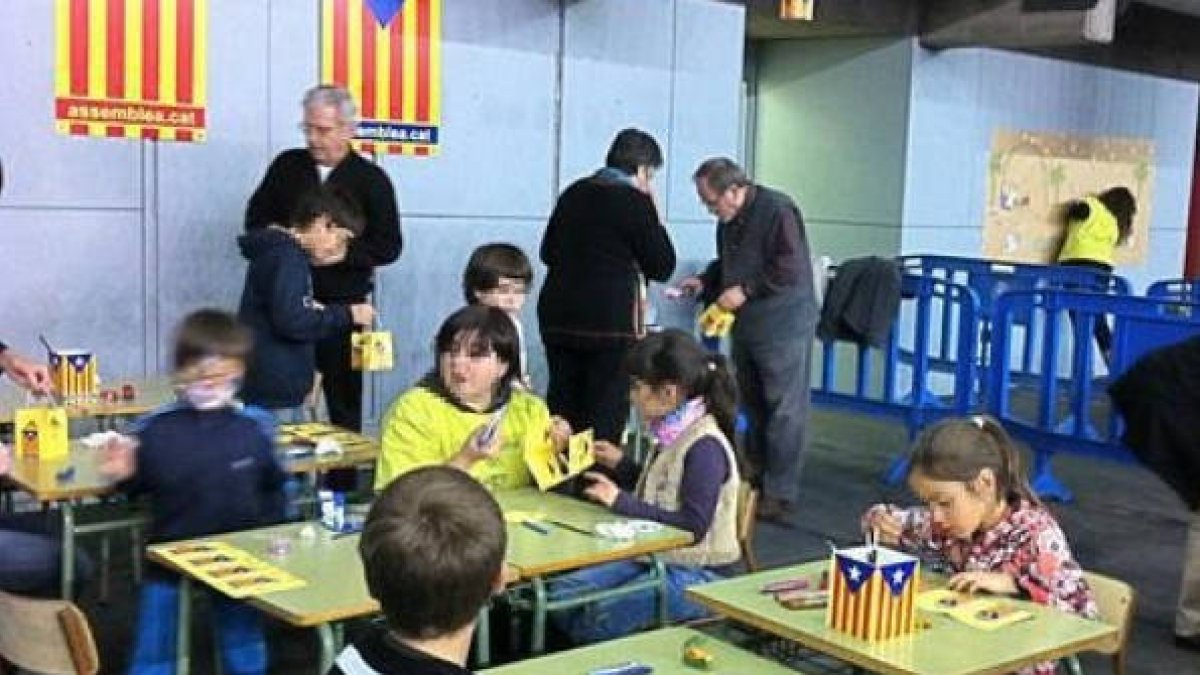Varios profesores en un colegio catalán repleto de símbolos independentistas.