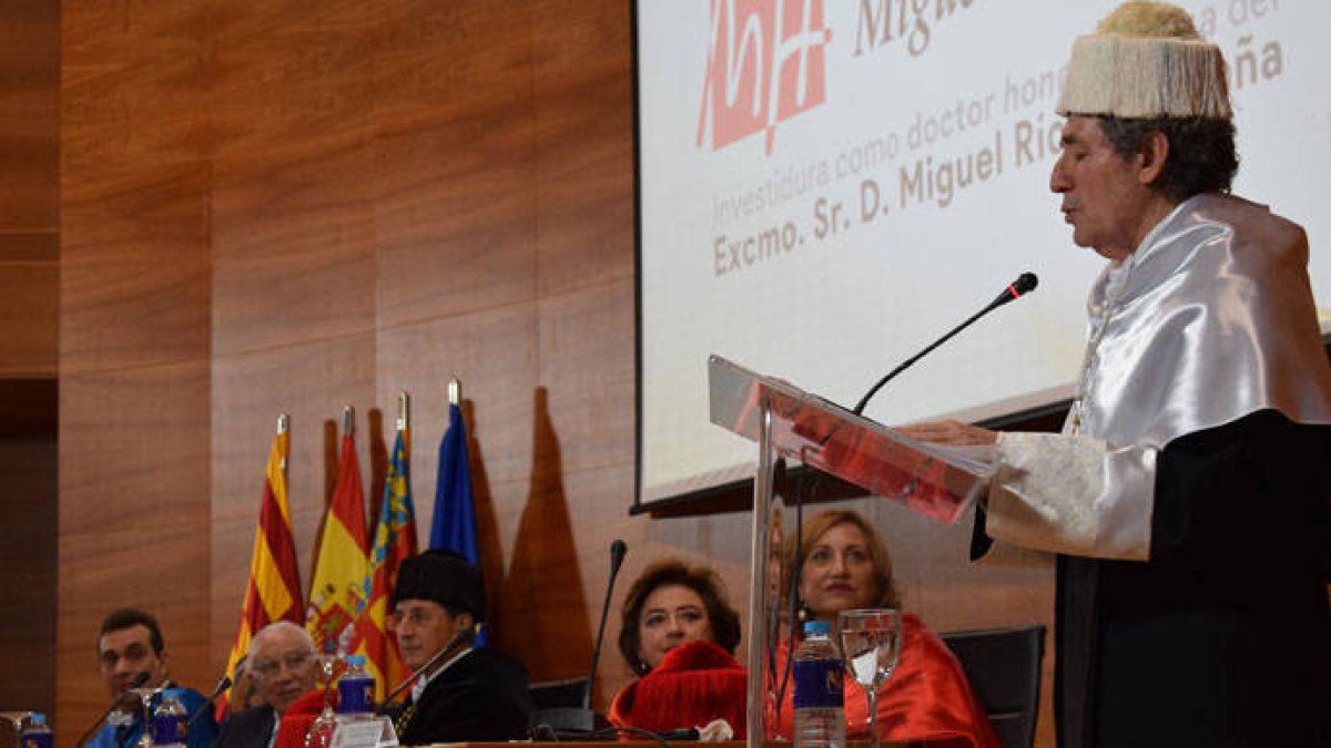 Un momento de la intervención de Miguel Ríos en la Universidad Miguel Hernández.