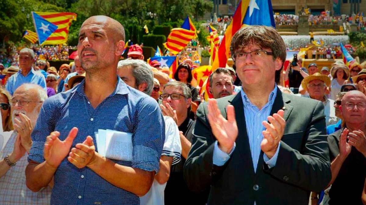 Pep Guardiola y Carles Puigdemont, en un acto pro referéndum.