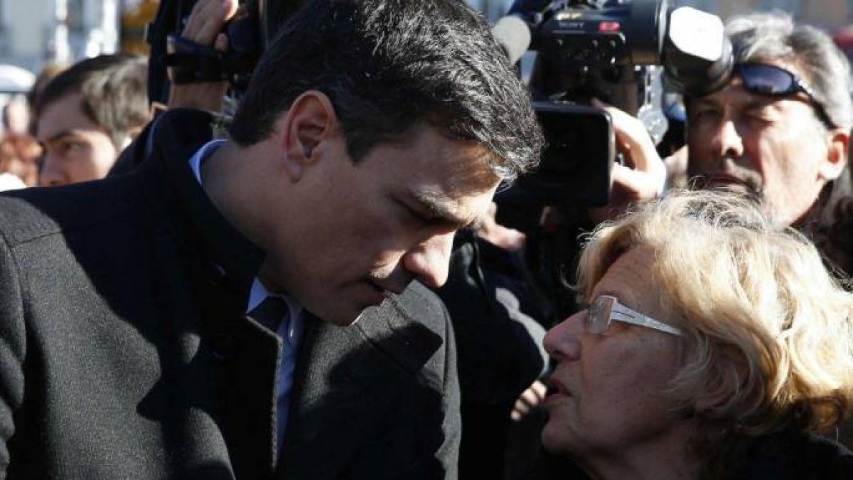 Pedro Sánchez y Manuela Carmena, juntos en un acto.