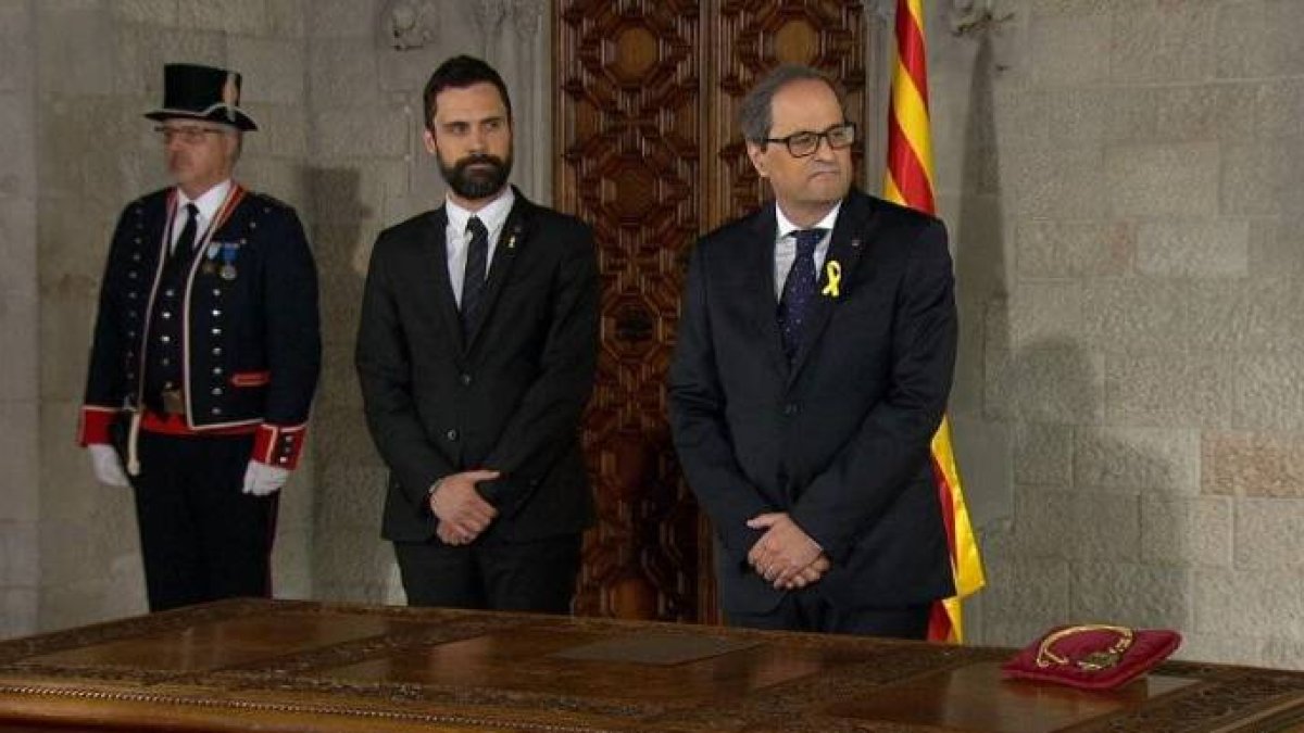 Quim Torra, en su clandestina toma de posesión, junto al presidente del Parlament, Roger Torrent.