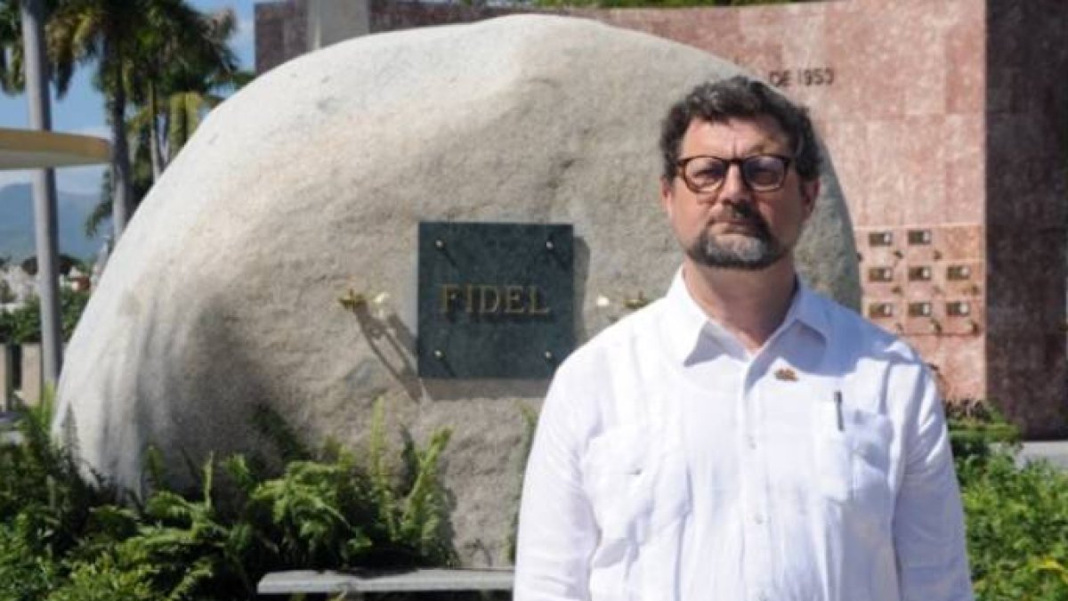 El nuevo embajador de España en Cuba, Juan José Buitrado, posando frente al mausoleo de Fidel Castro.