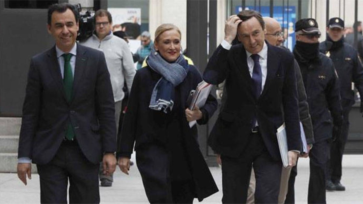 Cifuentes a su llegada al Congreso, flanqueada por Martínez Maillo y Hernando.
