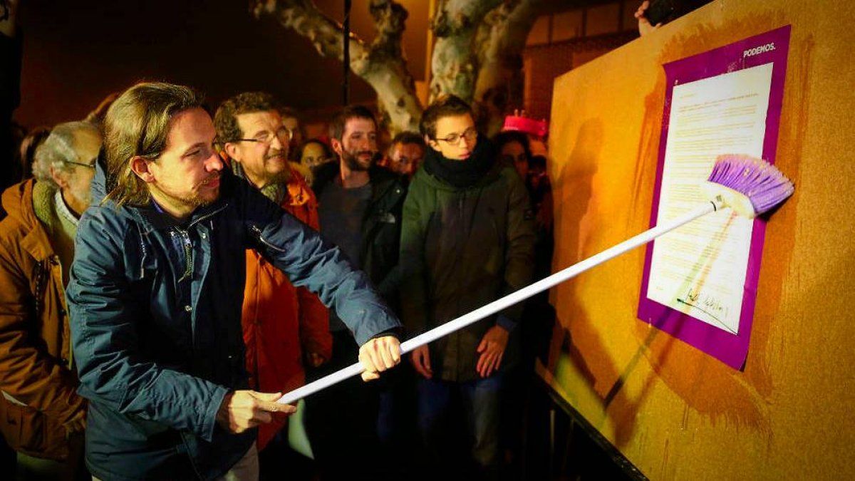 Pablo Iglesias, tras él su padre, en un acto electoral.