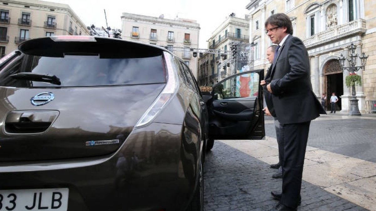 Puigdemont, a las puertas de su coche oficial cuando era presidente de la Generalitat.