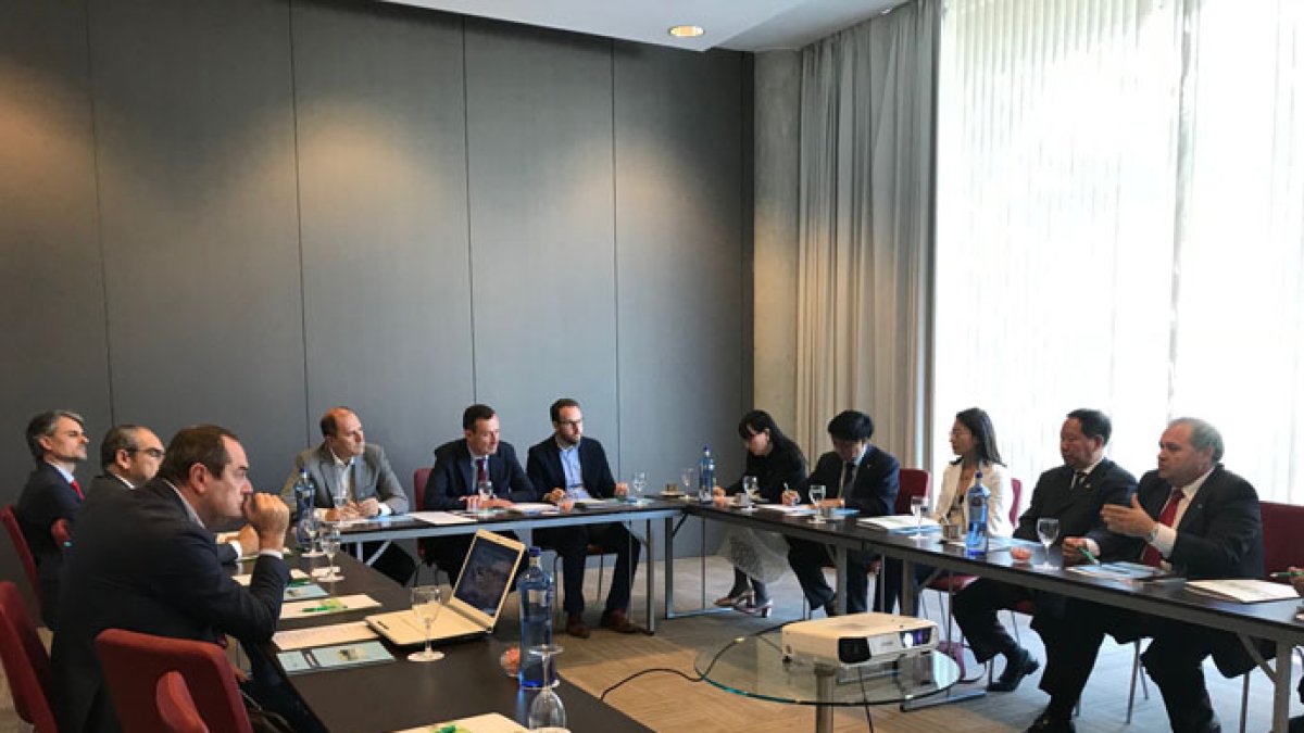 Reunión de miembros del Ayuntamiento y Cepyme con inversores chinos.