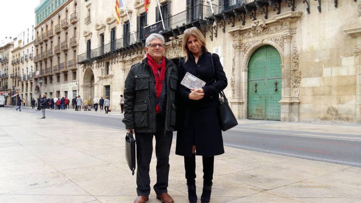 La edil de Turismo, Eva Montesinos, junto al presidente de la Asociación de Amigos del Camino de Santiago, Federico Ramírez.