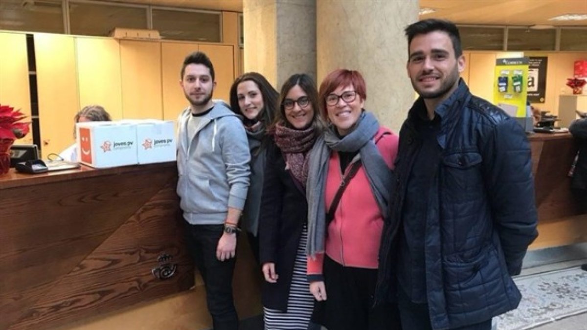 Jóvenes de Compromís envían cajas de carbón al PP