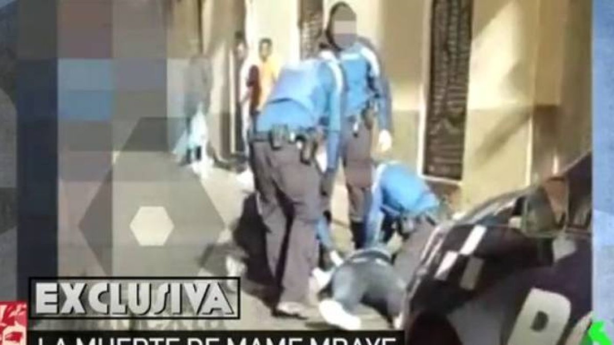 Policías municipales auxiliando al senegalés Mmame Mbayé.