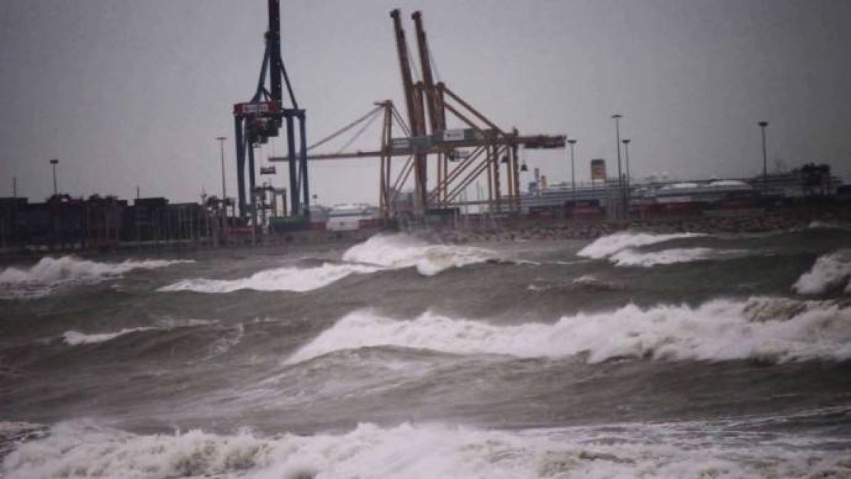 El temporal obliga a cerrar el Puerto de Valencia