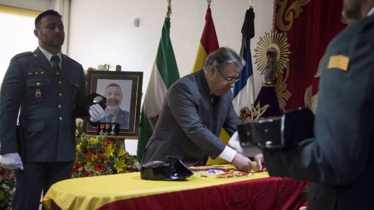 El ministro Zoido condecorando al cabo primero Diego Díaz a título póstumo.