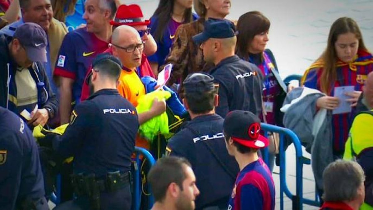 Imagen de la Policía requisando camisetas amarillas.