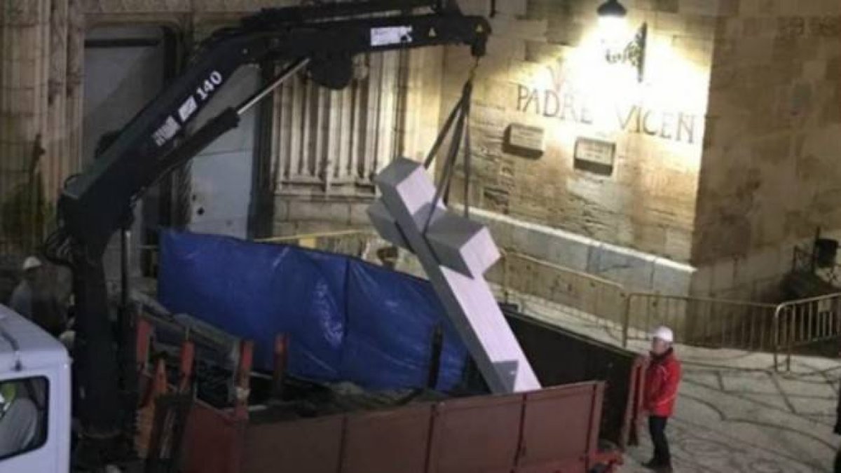 Momento de la retirada cruz de Callosa de Segura