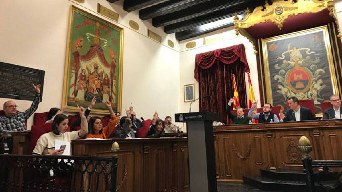 Un momento de una votación en el pleno de hoy lunes en Elche.