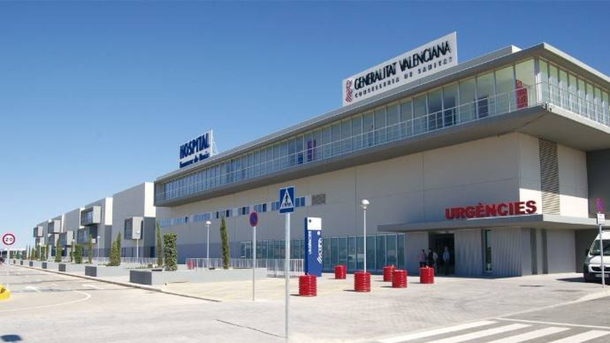Edificio y entrada a urgencias del Hospital de Gandia