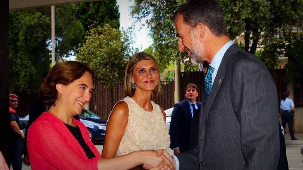 Ada Colau y el Rey Felipe, en una imagen de archivo.