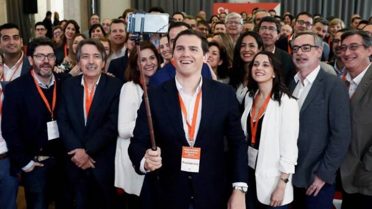 Albert Rivera se hace un selfie con sus líderes regionales en la reciente Convención Nacional de Cs en El Escorial.