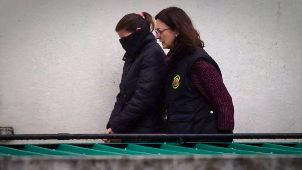 La mujer de El Chicle, Rosario Rodríguez, a su salida del calabozo.