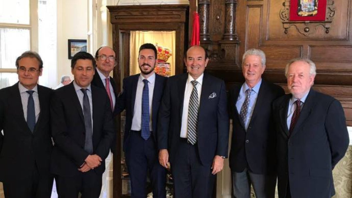 Representantes de sociedades civiles de Cataluña, Navarra, Islas Baleares, Canarias y Comunitat Valenciana.