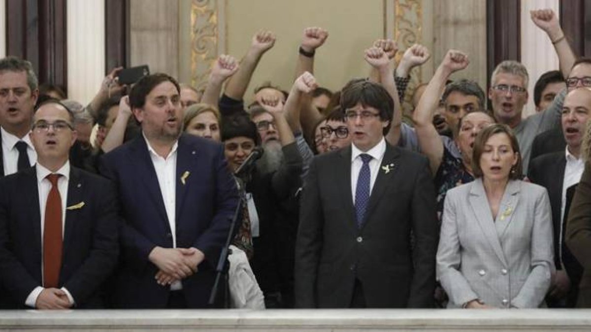 Puigdemont y el resto de cabecillas del procés, el dia que declararon la DUI.