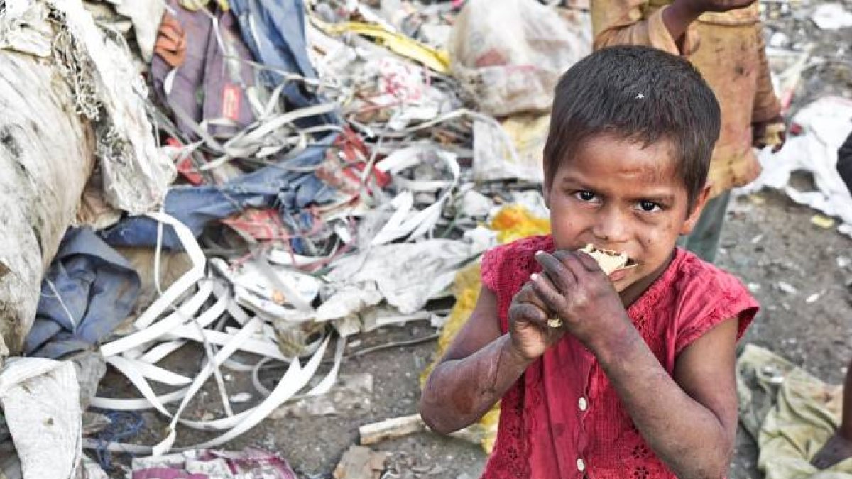 Un niño en un arrabal de La India