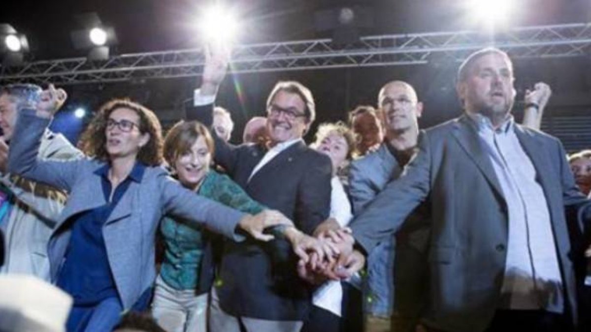 Eran tiempos felices: Rovira, Forcadell, Romeva y Junqueras, junto a Artur Mas.