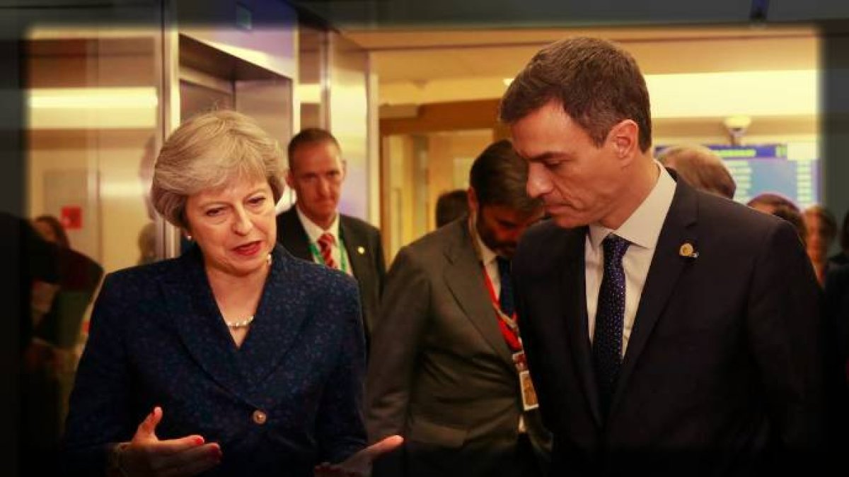 Sánchez, con la premir británica, Theresa May, hace unas horas